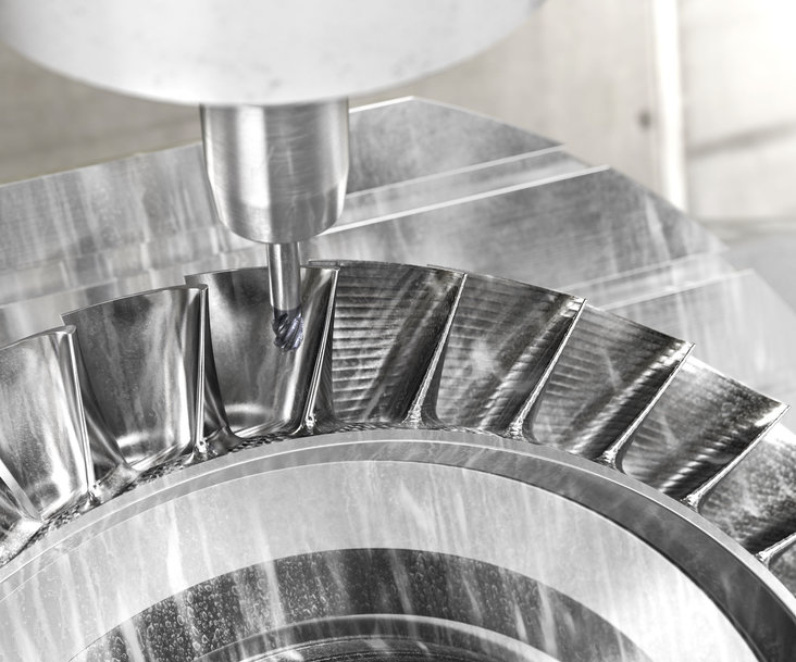 Společnost Sandvik Coromant rozšiřuje svou nabídku monolitních karbidových stopkových fréz o novou frézu CoroMill® Plura s kulovým čelem